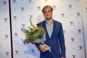 Lue Støvelbæk modtager Lauritzen Fondens Believe in You-pris 2021. Pressefoto: Carsten Lundager.